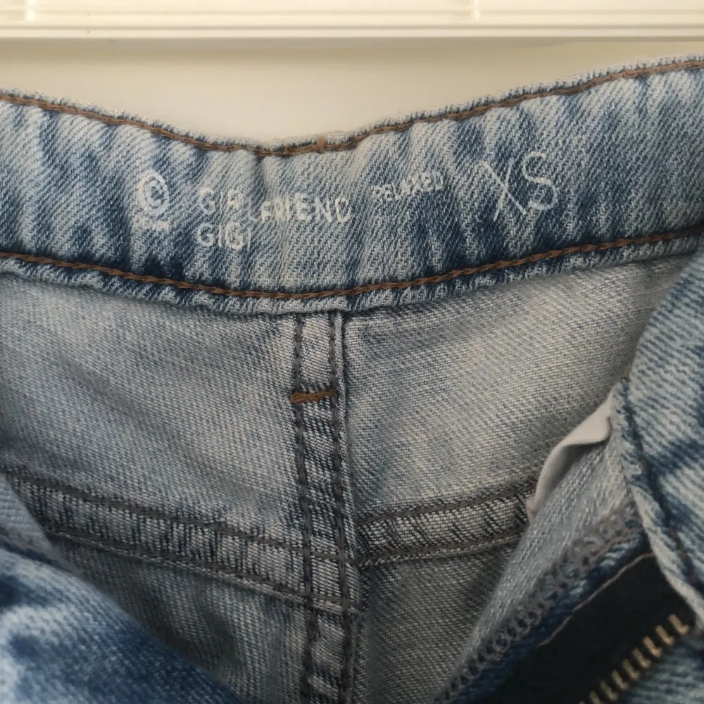 Jeans med dekorativa hål och broderad ros. Storlek: XS (relaxed modell) Märke: Köpt från Cubus. Använd men den är i okej skick. . Jeans & Byxor.