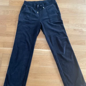 Juicy couture - Svarta juicy couture byxor,använda några gånger men fortfarande i superbra skick🤍