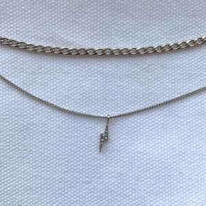 Bixt halsband - Guldigt halsband köpt på HM, knappt använd. Nypris 89kr :)