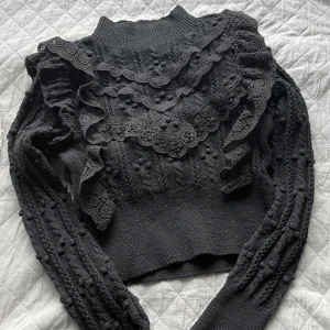 Stickad tröja från Zara - Jag säljer min svarta stickade tröja från zara i storlek S (sitter som en xs-s). Säljer för 150kr.Knappt använd.   Säljer även min vita i storlek M (sitter S) så köp en för 150 eller båda för 250💕   Kan antingen mötas upp i Göteborgsområdet eller frakta.