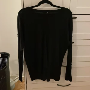 svart blus - Aldrig använd, nyskick.  Den är väldigt luftig och har tunt material, väldigt behaglig att ha på sig. 