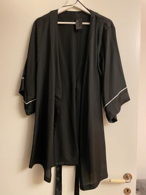 Lätt kimono / morgonrock - Lätt kimono / morgonrock från h&m. Sällan använd. Storlek M/L