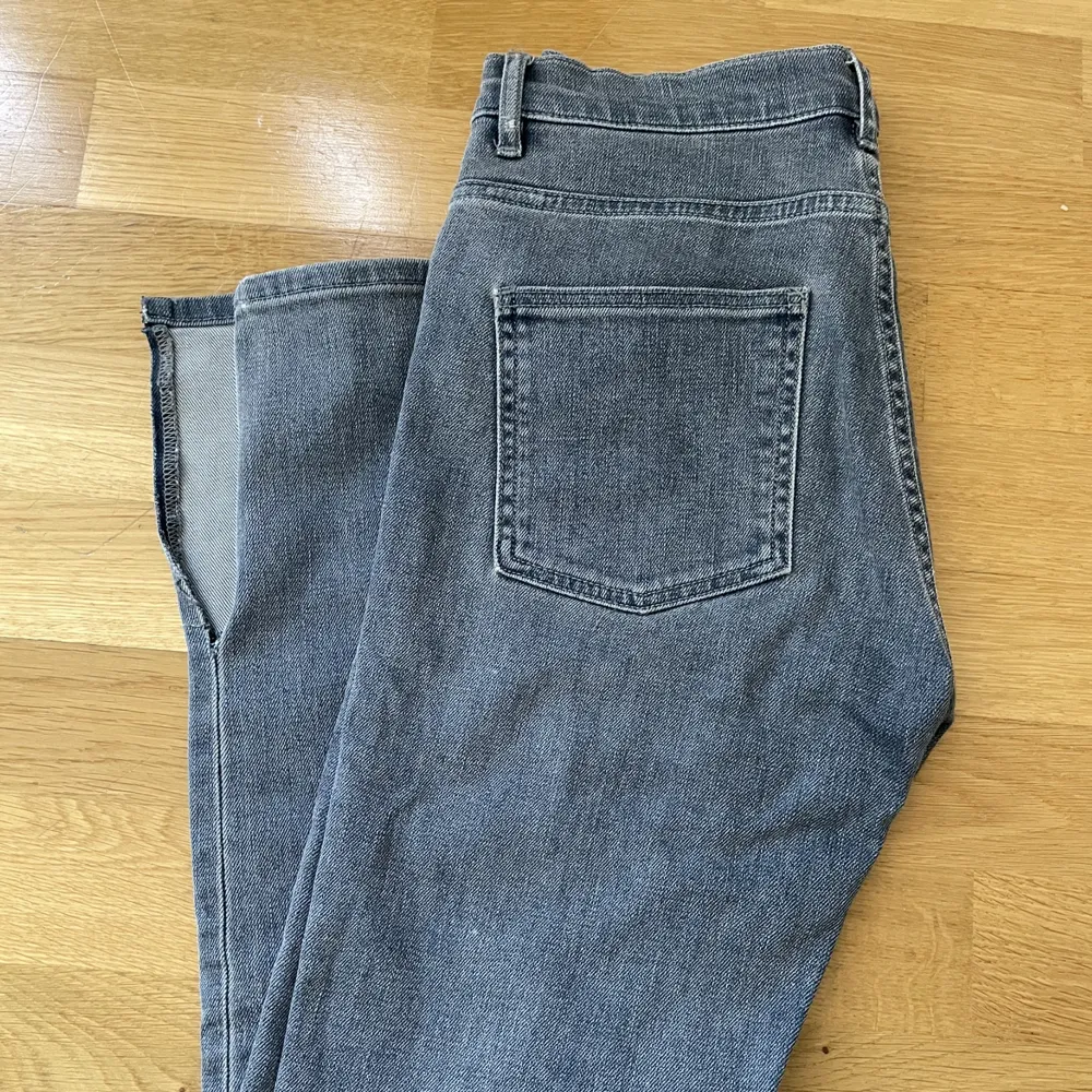 Säljer dessa snygga lågmidjade jeans i färgen grå ❤️ är från cos och säljer då dem börjar bli för korta för mig som är 163. . Jeans & Byxor.