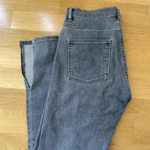 Säljer dessa snygga lågmidjade jeans i färgen grå ❤️ är från cos och säljer då dem börjar bli för korta för mig som är 163. 