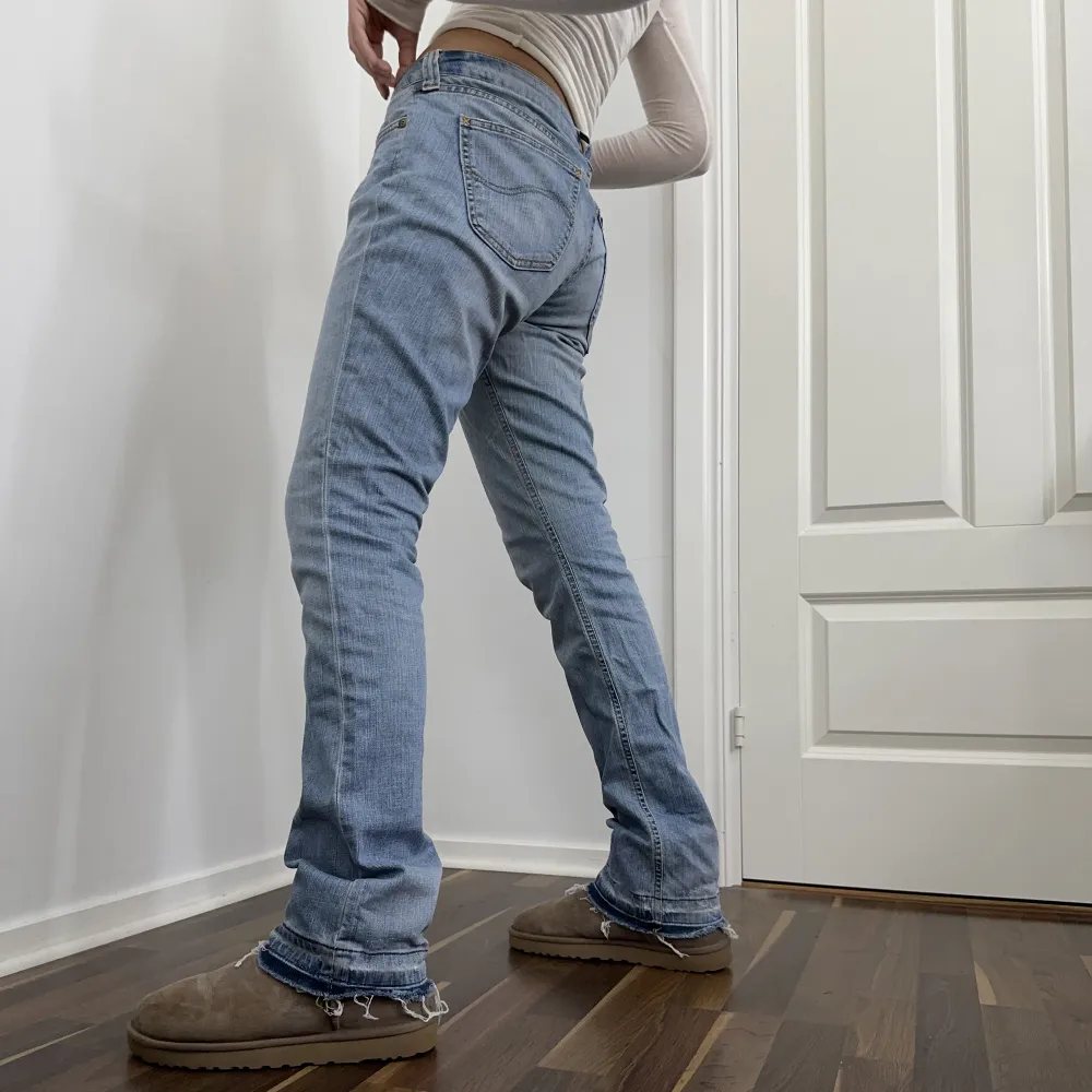 Jättesnygga bootcut jeans från Lee! Ljus och fin tvätt 😍köpt i Danmark för 500kr. Har sprättat upp själv längst ner vid foten för en cool detalj 💕 i använt skick men inte slitna/noppriga alls. Jag är 171 cm lång. Midjemått: 39cm innerbenslängd: 80cm 😚😚. Jeans & Byxor.