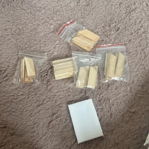 Målning - Den lilla tavlan i början är från mini tavlen grejen de har jag bara en av annars den stora tavlan är oanvänt kan mötas up och postas bara att det är +frakt . Mini tavlan= 5kr stora tavlan=15kr och trä grejerna= 10kr för en påse!