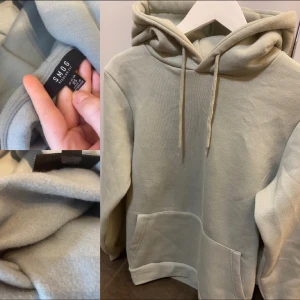 Grön hoodie  - Super mjuk och gosig hoodie i färg grön som passar super fint med blont hår 
