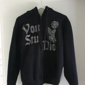 Von Studio rhinestone zip hoodie - (Tryck EJ på "köp nu"🚫 Köpt nyligen: säljer pga att den var för liten för mig Storlek: S Väldigt bra skick