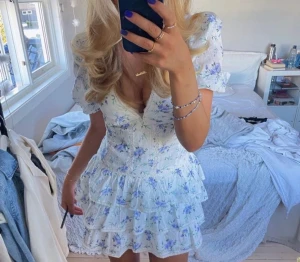 SÖKER Zara klänning 🧖🏽‍♀️ - SÖKER denna otroligt fina klänning från zara i storlek 34/xs Eller 36/s. Skriv vid intresse eller om ni är sugna på att sälja, kan nog buda ett bra pris! 💕💕🌟( lånade bilder )