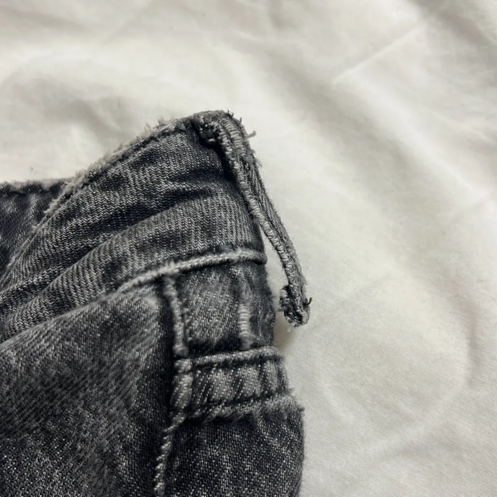 Säljer dessa mörkgråa/svarta jeans från zara då dom inte längre kommer till användning. Köpta här på Plick för ca 1 år sedan💗liten defekt som ni kan se på bild tre. . Jeans & Byxor.