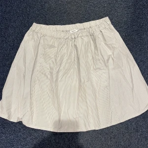 Filippa K kjol  - Kjol från Filippa K, kommer inte till användning för mig. 