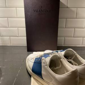 Valentino skor Storlek: 42 Skick: 7/10 Färg: vit/ blå Vårt pris: 3300kr Retail: 6165kr (svår att få tag på)