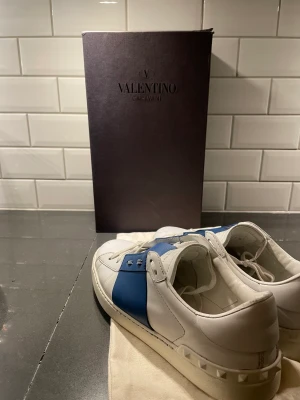 Valentino skor - Valentino skor Storlek: 42 Skick: 7/10 Färg: vit/ blå Vårt pris: 3300kr Retail: 6165kr (svår att få tag på)