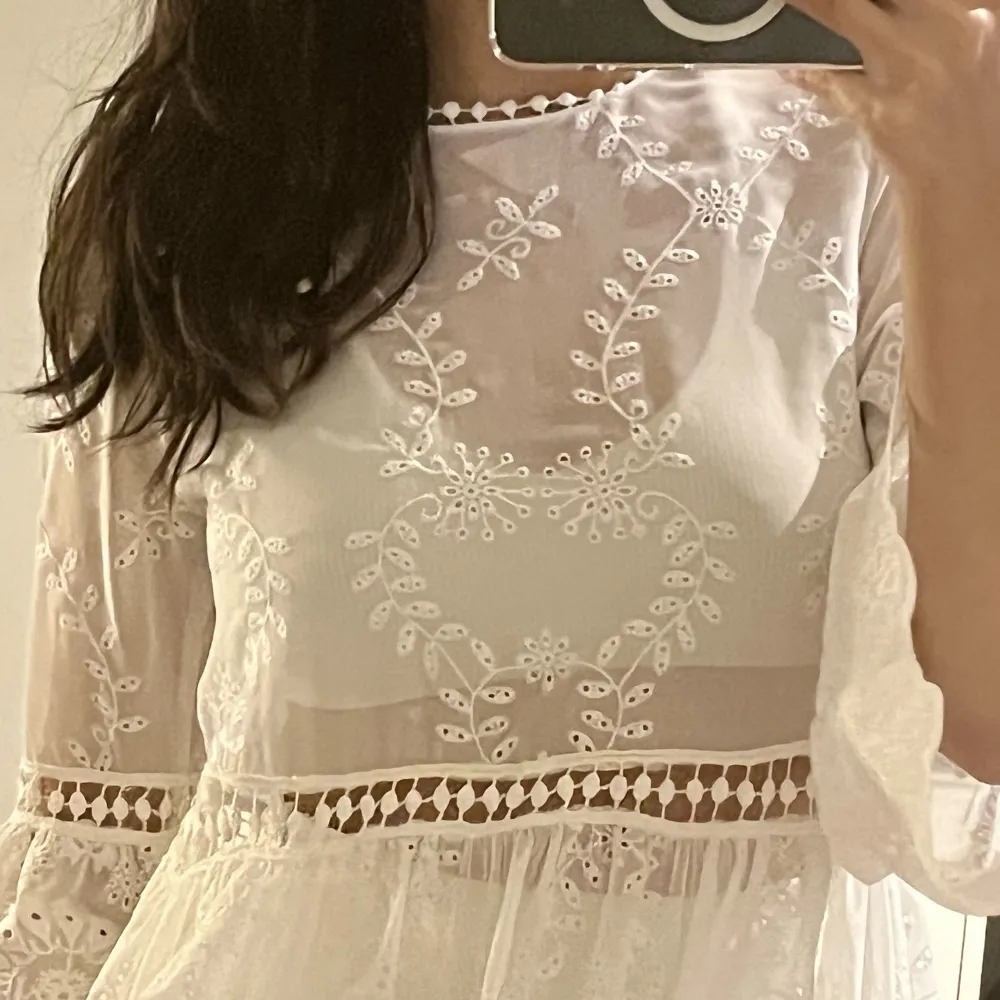 Säljer denna vita spetsklänningen från Zara eftersom att jag ej använder den längre. (Ska användas med underklänning)   Skriv gärna om ni har några frågor💓💓. Klänningar.