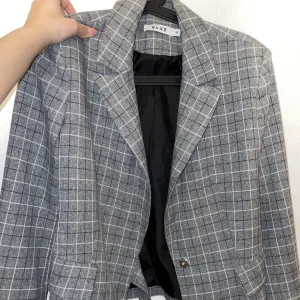 Kavaj  - Grå kavaj, som ny. Är storlek 32 men passar även som en 34-36 Nakd 