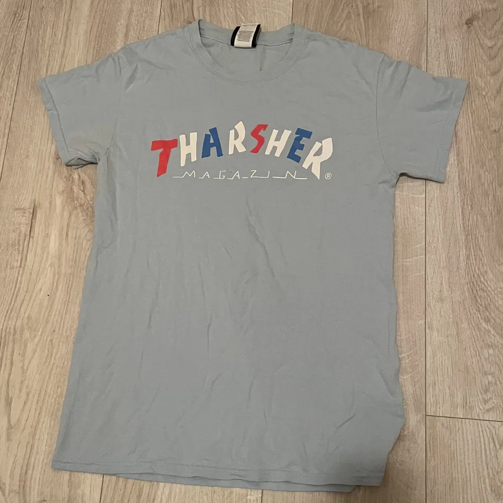 thrasher knock off tisha i en supersöt ljusblå färg, äkta och i jättebra skick!. T-shirts.