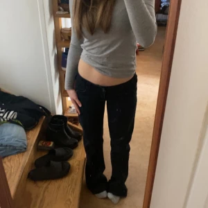 Only lowwaist jeans - Säljer mina super snygga only jeans. De är i jätte bra skick då jag max använt dom två gånger. De är i storlek 27/32 och passar xs/s. Passar i längden om man är runt 160cm. Kontakta mig vid intresse💗 gratis frakt om du köper nu (plick kampanj)
