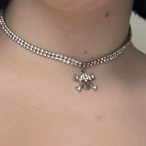 Dödskalle-halsband med rhinestones - Halsband i mycket bra skick! Man kan såklart justera storleken om man vill. Ordinariepris: 60 kr GRATIS FRAKT