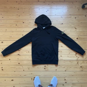 Stone island Hoodie - Säljer min svarta Stone island hoodie, köptes för 3300kr som fortfarande är i perfekta skick! Pris kan diskuteras! Frakt ingår!