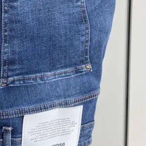 Äkta D Squared 2 Slim jeans bra skick  Ny pris 4500 kr  QR kod finns  