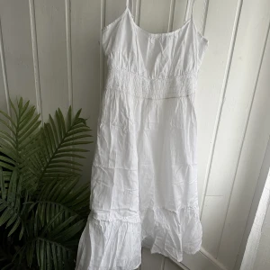 Klänning  - Vit söt, medellång klänning från vero Moda, storlek S, har dubbelt tyg-syns ej igenom 