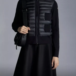 Moncler cardigan - Helt ny moncler cardigan i färgen navy. Storlek xs. Ettiketterna är kvar och den är äkta. Fick i present för 1 vecka sedan men säljs då storlek inte passar. Kan ej göra retur då den är köpt i usa. Modellen är slutsåld överallt. Nypris 7800 👑