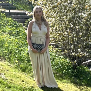 Balklänning  - Säljer min balklänning. Använd 1 gång och är i nyskick. Den är köpt på Åsa design för 2500kr och man får med en påse att förvara den i. Den är i one size, tyget är väldigt stretchig och den går att knyta på jätte många olika sätt 💖