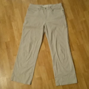 Jeans 🤎 - Nästan som nya använda max 3 gånger skönt material och inga skador vad jag kunnat se fint mönster på baksidan på fickorna 