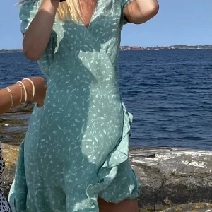 Klänning - Söt klänning från Samsøe Samsøe. Använd enstaka gånger, så i mycket gott skick 👌🌸