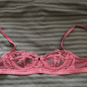 Lounge spets-bh - Säljer en oanvänd bh från lounge i strl 70a/XS!🥰 precis som ny! Nypris är 450 kr!⚡️använd gärna köp nu!!!🤍