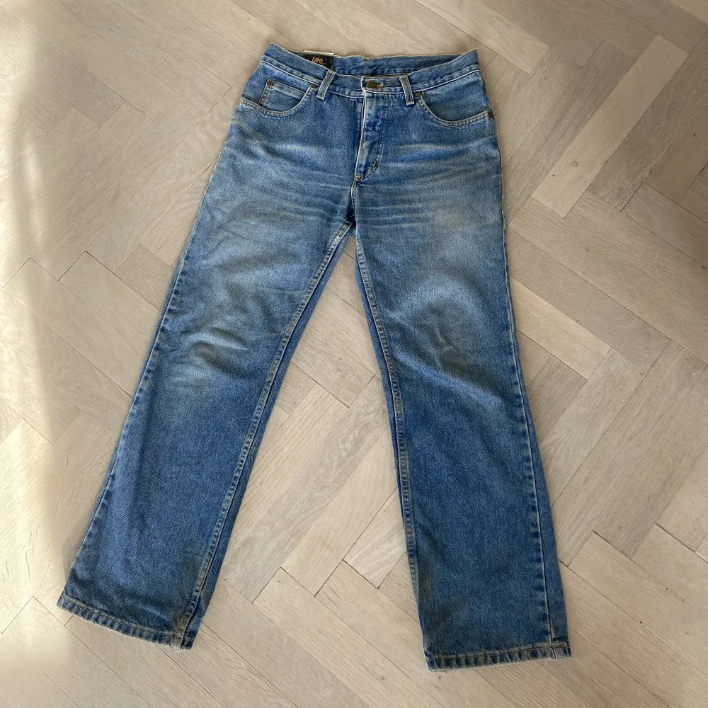 Säljer Lee jeans för 250kr ❤️ storlek W32L30 möts upp i centrala Stockholm eller frakt 66kr, lite slitna längst ner ❤️. Jeans & Byxor.