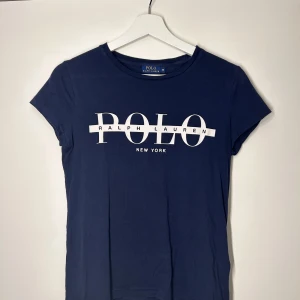 Ralph Lauren t-shirt  - Fin t-shirt som knappt använts och nu blivit för liten :( Fint skick