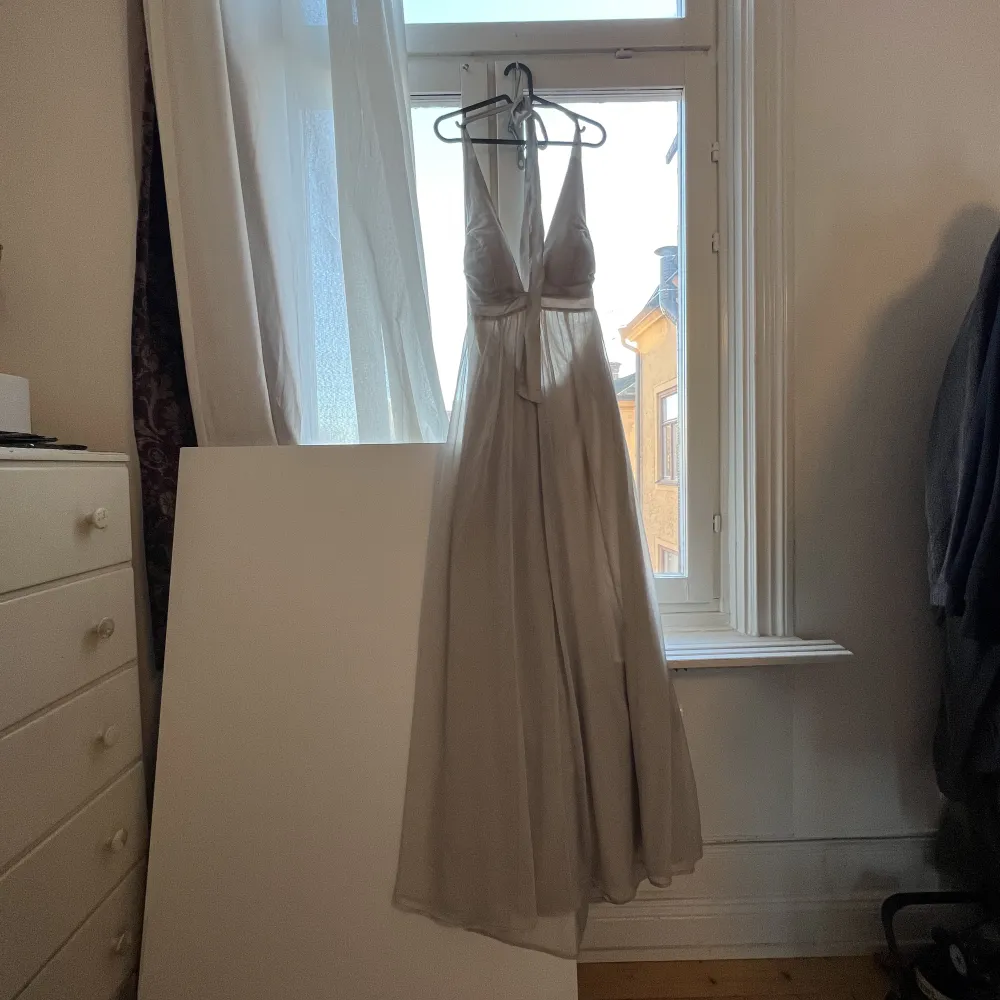 En balklänning i storlek 38 från nelly Har vissa småfläckar på kjolen och vänster kupa annars nyskick Pris kan diskuteras  Kan fraktas (köparen står för frakt kostnad) . Klänningar.