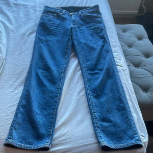  Mid waist jeans  -  Mid waist blå jeans som ej kommer till användning av mig o därför säljer jag de kontakta mig gärna för fler bilder o om ni har frågor! De står att de är storlek 28/30 men passar mig mig som har allt mellan 32-38