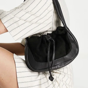 Shoulder bag - Svart slouchy väska, aldrig använd. Köparen står för eventuell frakt. 🌸