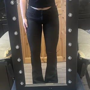 Svarta Bootcutjeans - Från Gina i strl S