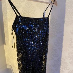 Paljett klänning - Paljett klänning ifrån Gina tricot. Aldrig använd. Nyskick. 