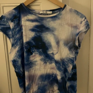 T-shirt med fint mönster - Superfin T-shirt, från NA-KD, strl M, men mer som en S.