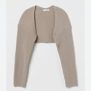 Bolero kofta  - Intressekoll på någon av dessa bolero koftor ifrån hm🤎 har en brun/beige och en vit, 120kr styck?