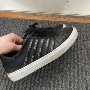 Axel Arigato skor  - Skor från Axel Arigato. Tvättar självklart innan frakt. Säljer för 600 kr. 💖