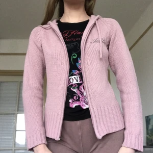 Y2k kofta - Jättefin stickad kofta med luva, dock är DRAGKEDJAN SÖNDER 💔 därav priset. Går att sätta in en ny om man hade velat men den e oxå fin att ha öppen🤍 Endast frakt🎀 Använda gärna köp nu -funktionen🤍