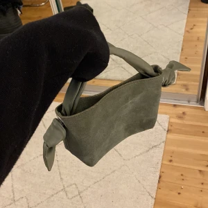 Väska  - Snygg minibag från topshop. Finns längre band som man kan sätta på om man vill ha den runt sig.