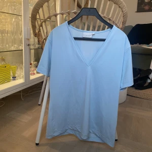 Blå t-shirt - Fin t-shirt i storlek M.