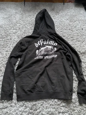 Ziphoodie - Skön ziphoodie från DePalma i storlek XXL, men skulle säga att den sitter som en L. Köpte den för något år sedan begagnad för 500kr men den har inte använts mycket, endast ett fåtal gånger. Köparen står för frakt 
