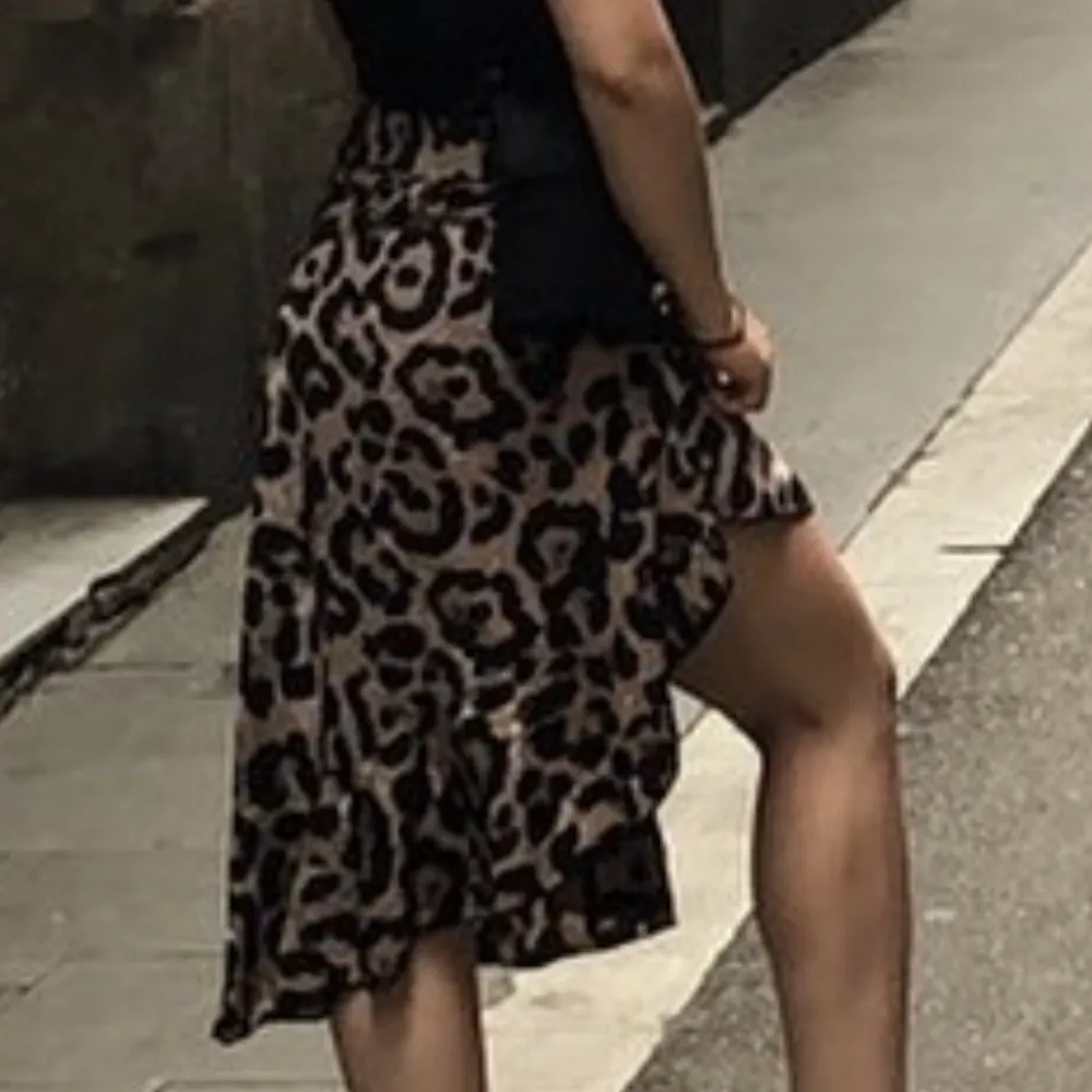 Använd fåttal gånger, söt och flowig leopard mönstrad kjol . Kjolar.