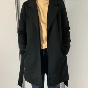 Svart kappa från vero moda - Svart kappa från vero moda. Storleken är M men är aningen liten i storlek. Den är använd men i ett bra skick! 