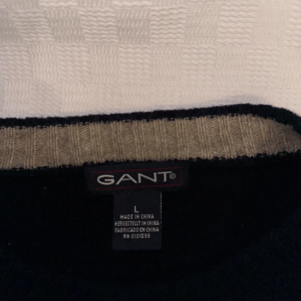 Gant tjock stickad tröja i storlek L, bra skick och bra kvalite, för ee uppfräschning i garderoben! . Stickat.