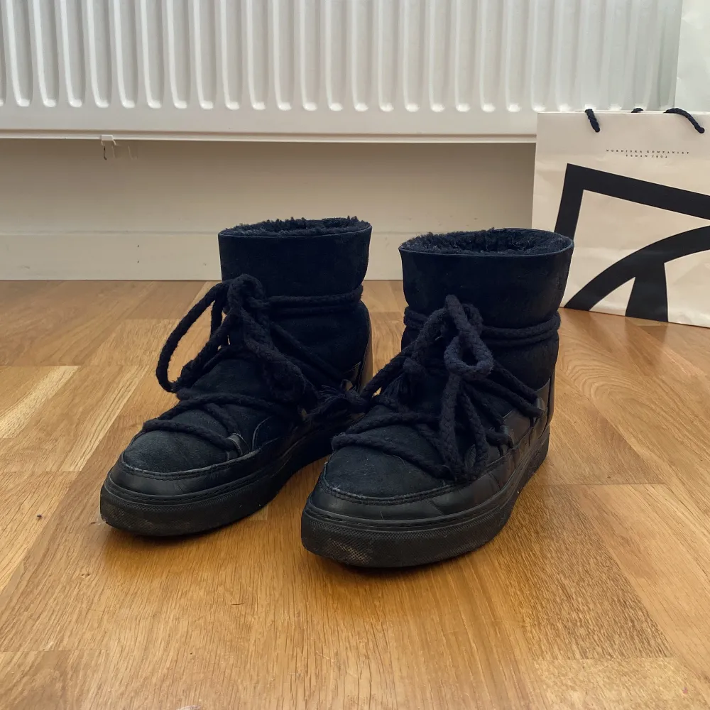 Säljer mina älskade inukii skor i storlek 38! De är äkte och kan tänka mig att byta mot Veja skor osv. Fraktar eller möts upp i Göteborg!💞Pris kan diskuteras!. Skor.