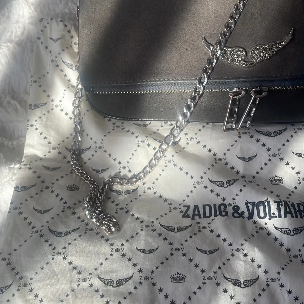 Säljer nu min älskade Zadig väska då den inte kommer till användning mer❤️ den är köpt på Zalando för 3200kr finns dock inte kvar på hemsidan. Väskor.