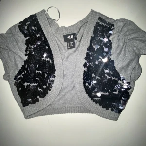 Kofta  - Skit snygg kofta med silvriga paljetter på och puffärmad fråga gärna om fler bilder eller om ni undrar något! 